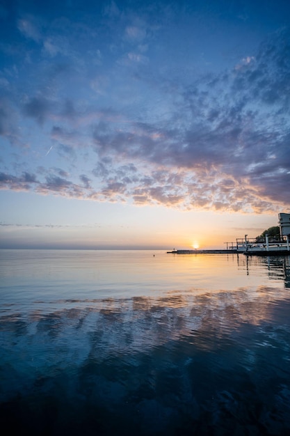 Bel paesaggio del tramonto sul mare blu