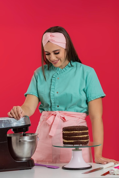 bel pasticcere che prepara una torta deliziosa