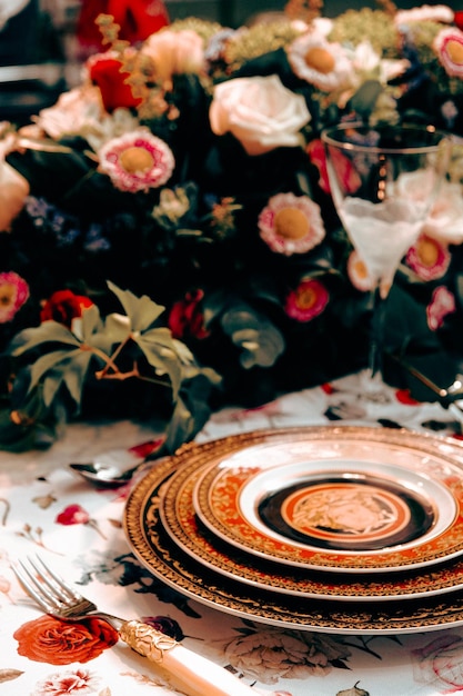 bel piatto e fiori colorati perfetti freschi in piedi sul tavolo di lusso