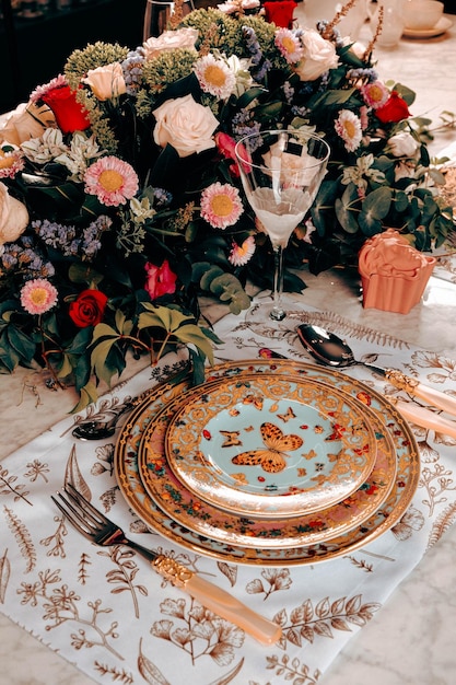 bel piatto e fiori colorati perfetti freschi in piedi sul tavolo di lusso