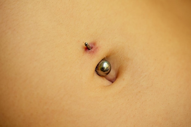 Bel piercing all'ombelico da vicino