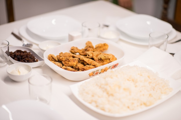 Bel pranzo pronto sul tavolo da pranzo in casa moderna