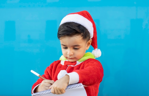 Bel ragazzino che scrive una lettera di natale