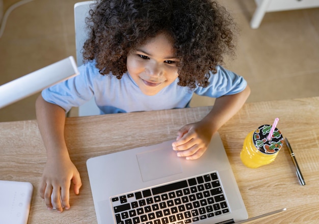 Bel ragazzino con il computer a casa