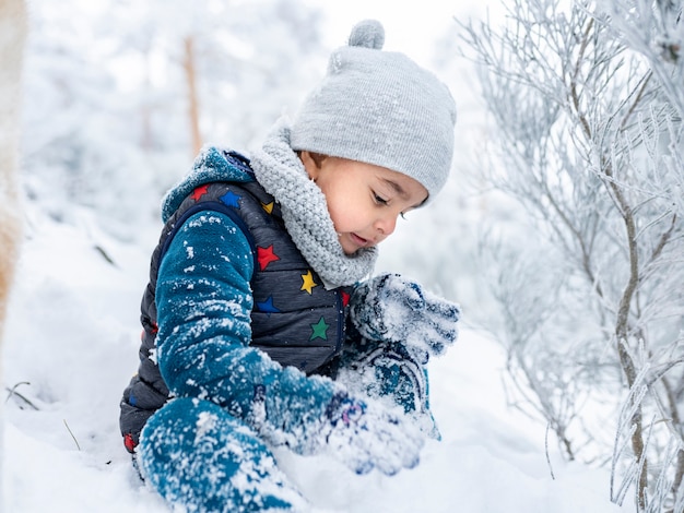 Bel ragazzino divertendosi sulla neve