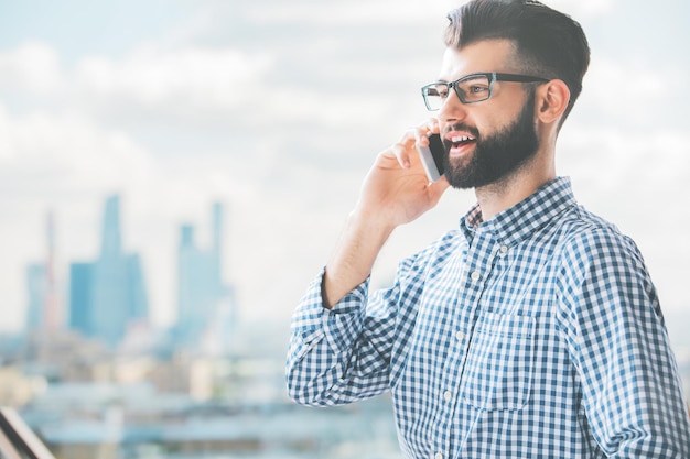 Bel ragazzo al telefono