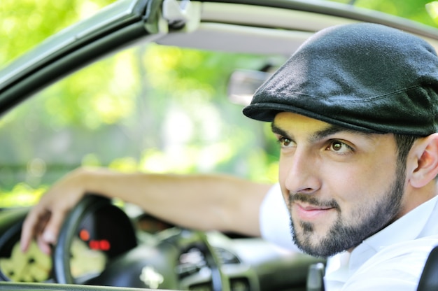 Bel ragazzo al volante