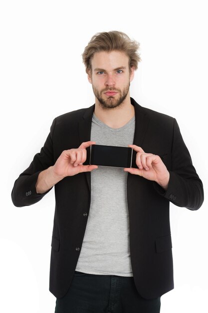 Bel ragazzo barbuto uomo d'affari o uomo sexy con barba e capelli alla moda utilizzando cellulare o cellulare in giacca formale nera isolato su sfondo bianco affari e comunicazione