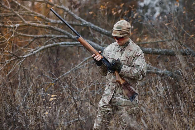 Bel ragazzo cacciatore con arma