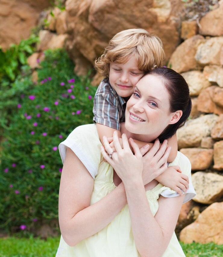 Foto bel ragazzo che abbraccia sua madre