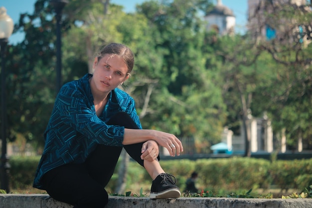 bel ragazzo che trascorre il tempo libero nel parco verde