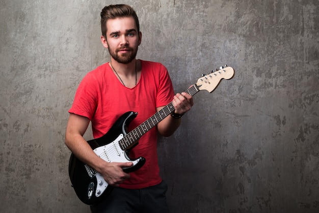 Bel ragazzo con chitarra elettrica