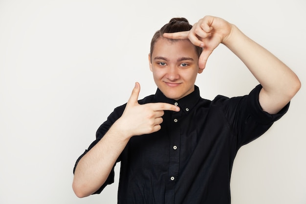 Bel ragazzo giovane in una camicia nera