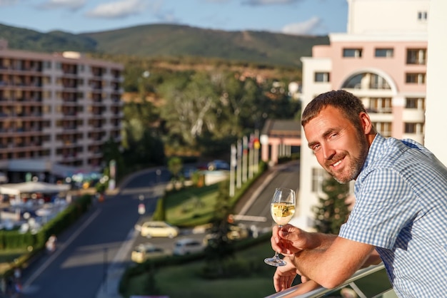 Bel ragazzo in piedi sul balcone