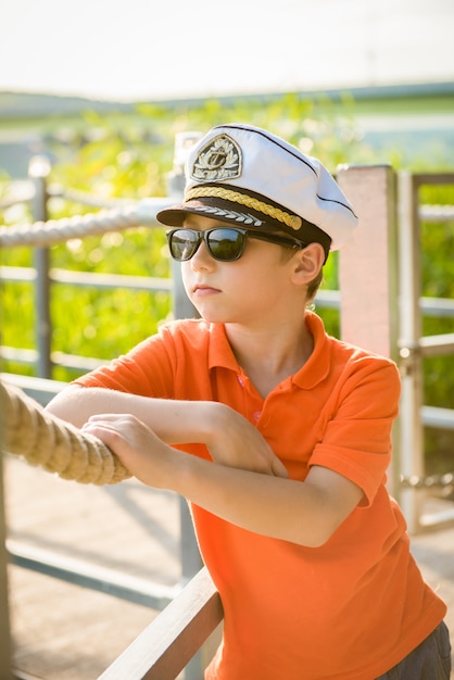 Bel ragazzo parla della corda nel cappello del capitano