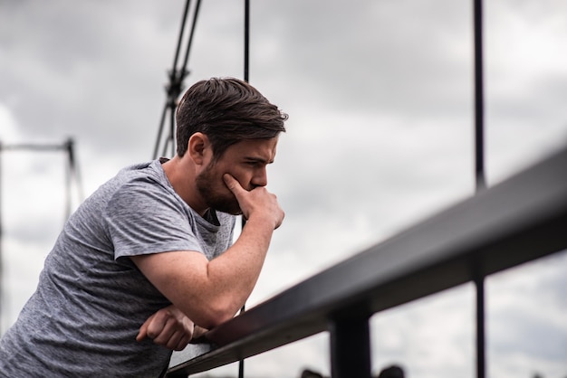 Bel ragazzo premuroso sul ponte