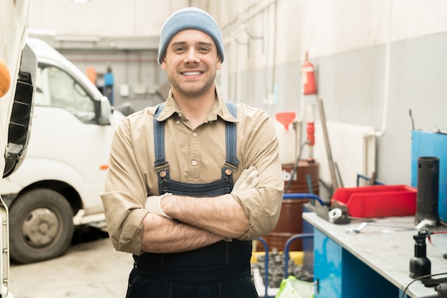 Bel riparatore al lavoro