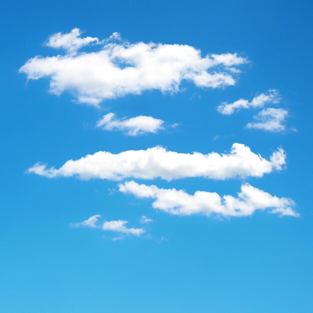 Bel sfondo quadrato di un cielo blu limpido con alcune nuvole bianche