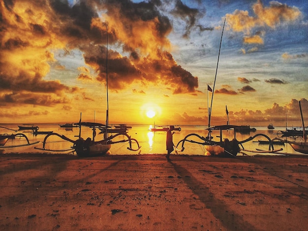 Bel sole mattutino sulla spiaggia di Sanur Bali, Indonesia