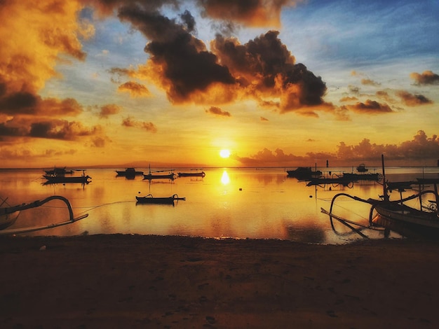 Bel sole mattutino sulla spiaggia di Sanur Bali, Indonesia