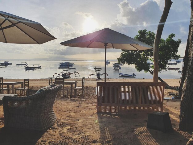 Bel sole mattutino sulla spiaggia di Sanur Bali, Indonesia