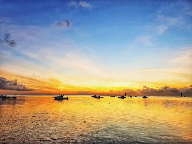 Bel sole mattutino sulla spiaggia di Sanur Bali, Indonesia