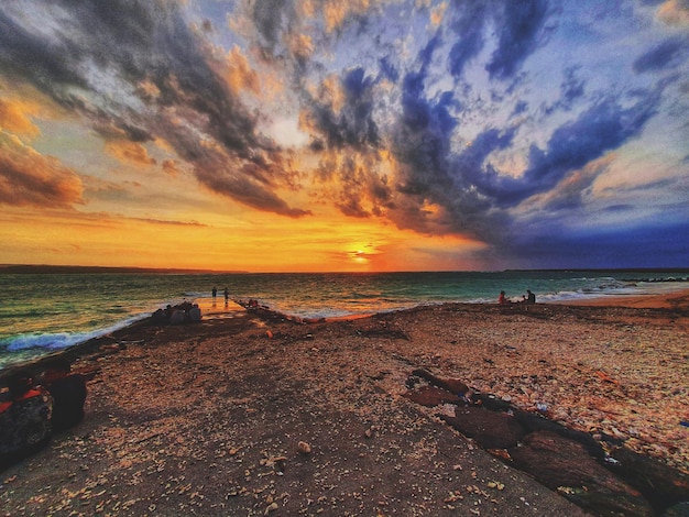 Bel sole mattutino sulla spiaggia di Sanur Bali, Indonesia