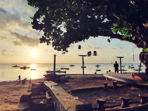 Bel sole mattutino sulla spiaggia di Sanur Bali, Indonesia