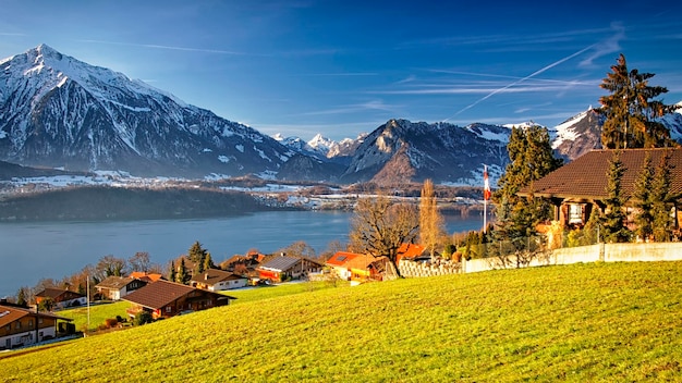 Bel sole vicino al lago di Thun nelle Alpi svizzere in inverno