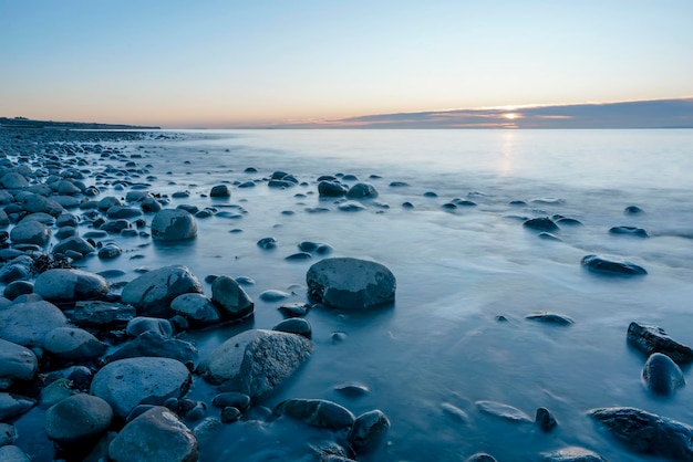 Bel sorgere del sole sulla costa rocciosa in inverno