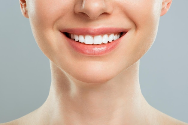 Bel sorriso femminile dopo la procedura di sbiancamento dei denti. Cure odontoiatriche. Concetto di odontoiatria