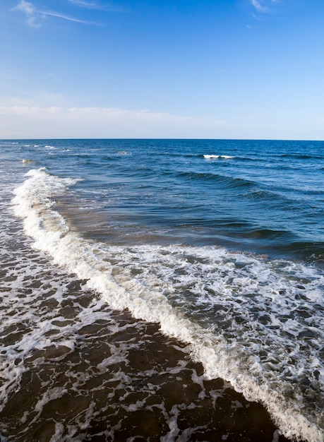 Bel tempo soleggiato sulla costa del Mar Baltico freddo clima estivo sulla vista sul mare costa del Mar Baltico