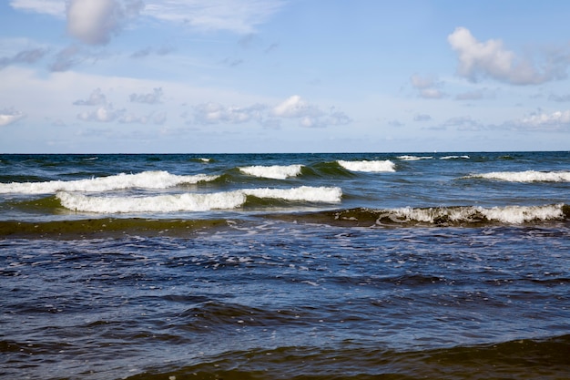 Bel tempo soleggiato sulla costa del Mar Baltico