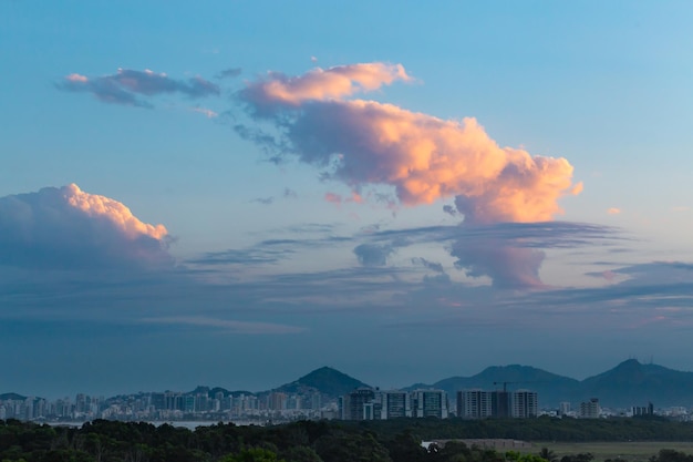 Bel tramonto a VitoriaESBrazil con l'aeroporto di Vitoria in primo piano e la nuvola a forma di vulcano sullo sfondo