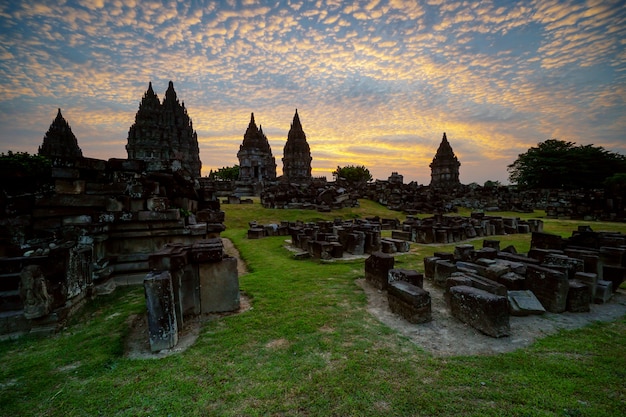 Bel tramonto al tempio di Prambanan