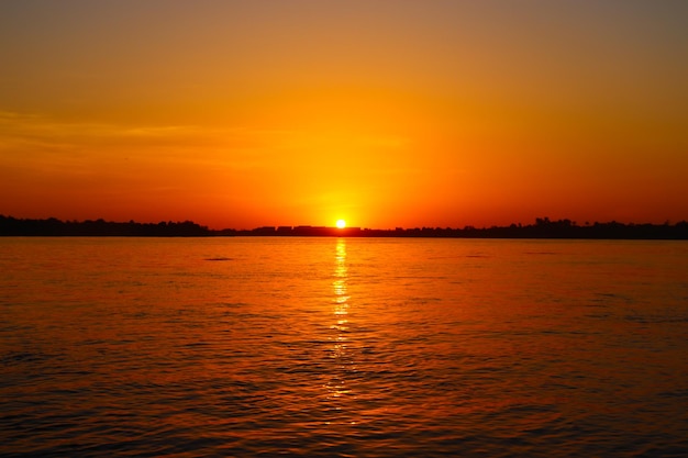 Bel tramonto arancione sul fiume Nilo ad Assuan