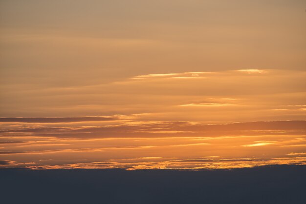 Bel tramonto arancione sul mare