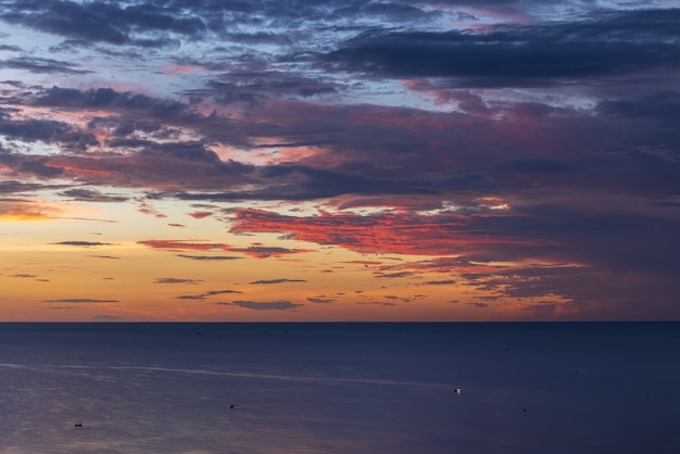 bel tramonto cielo e nuvole sul mare