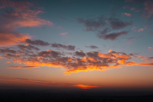 Bel tramonto colorato Paesaggio dell'alba