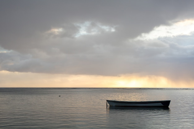 Bel tramonto con barca da pesca