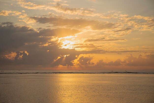 Bel tramonto con cielo arancione sopra l'orizzonte dell'oceano