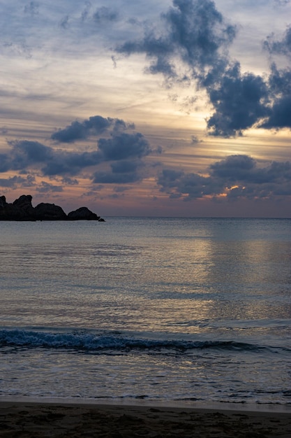 Bel tramonto con mare calmo a Malta