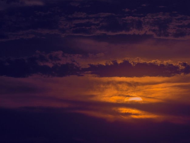 Bel tramonto con nuvole e sole in un pomeriggio d'autunno