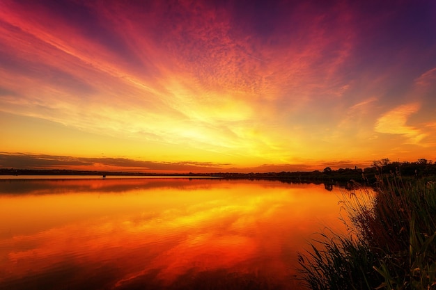 Bel tramonto con nuvole in primo piano