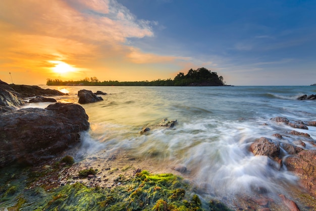 bel tramonto con rocce lungo la spiaggia