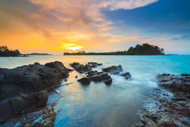 bel tramonto con rocce lungo la spiaggia