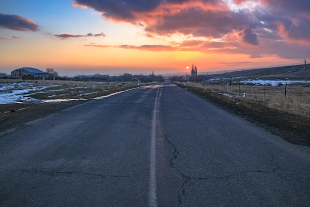 Bel tramonto con strada