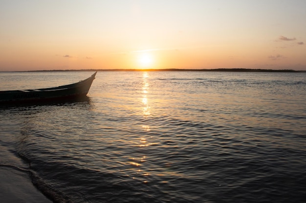 Bel tramonto con una barca sul fiume