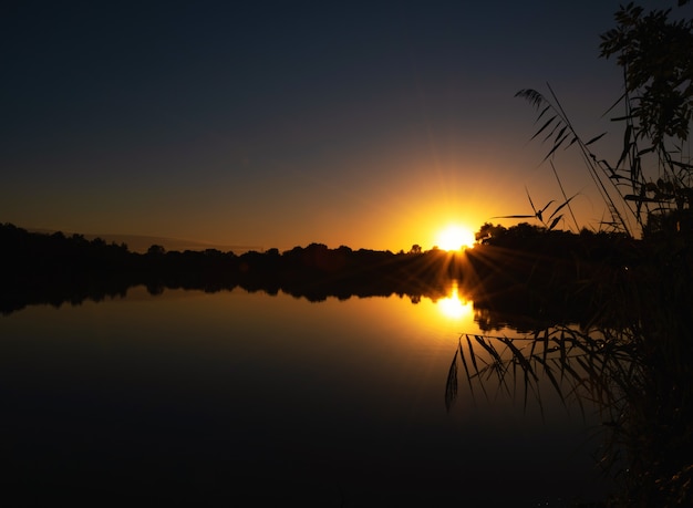 bel tramonto d'estate sul lago