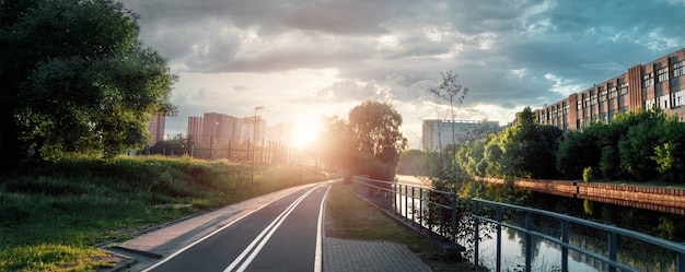 Bel tramonto della città, via della città al tramonto la sera